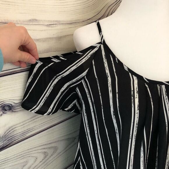 Lush Black & White Striped Cold Shoulder Tank XS - Picture 3 of 6